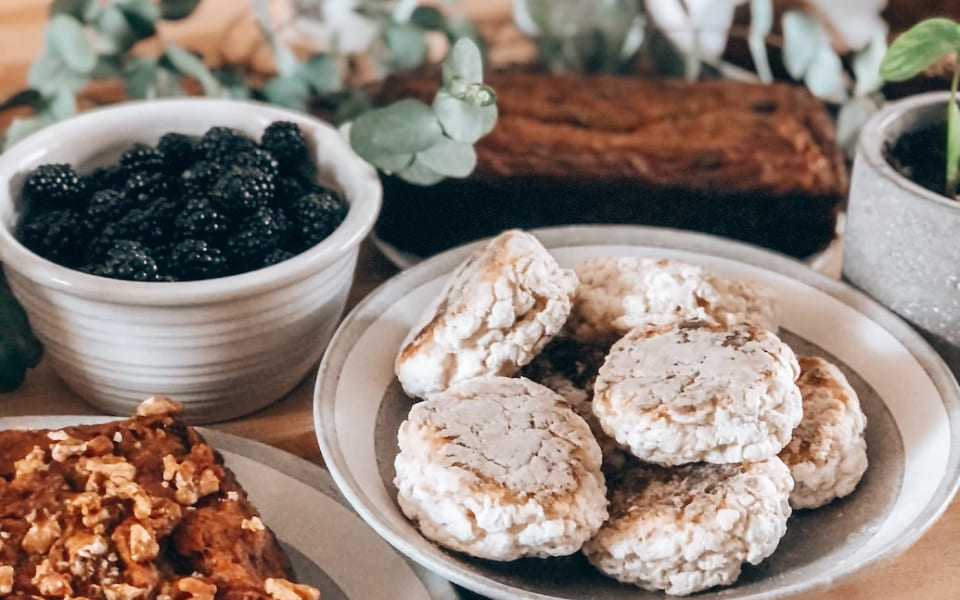 写真:お皿の上に焼き菓子が乗っています