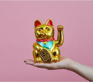 写真:右手の上に金色の招き猫が乗っています