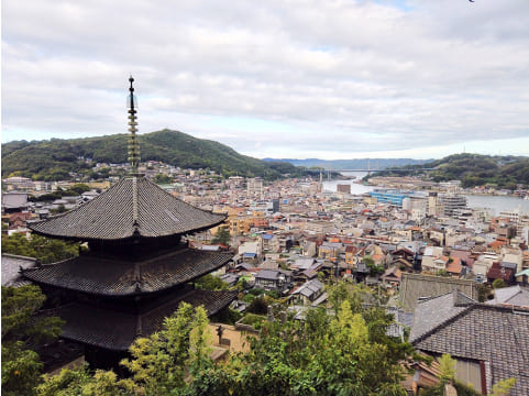 写真:お寺の塔と街